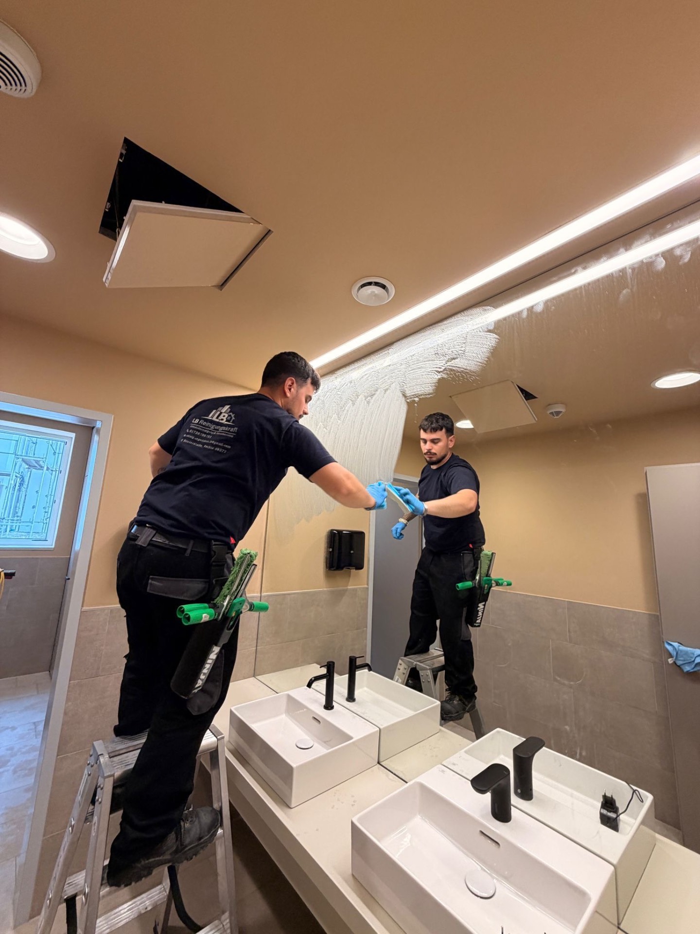 LB-Reinigungsteam bei der sorgfältigen Reinigung eines Sanitärbereichs