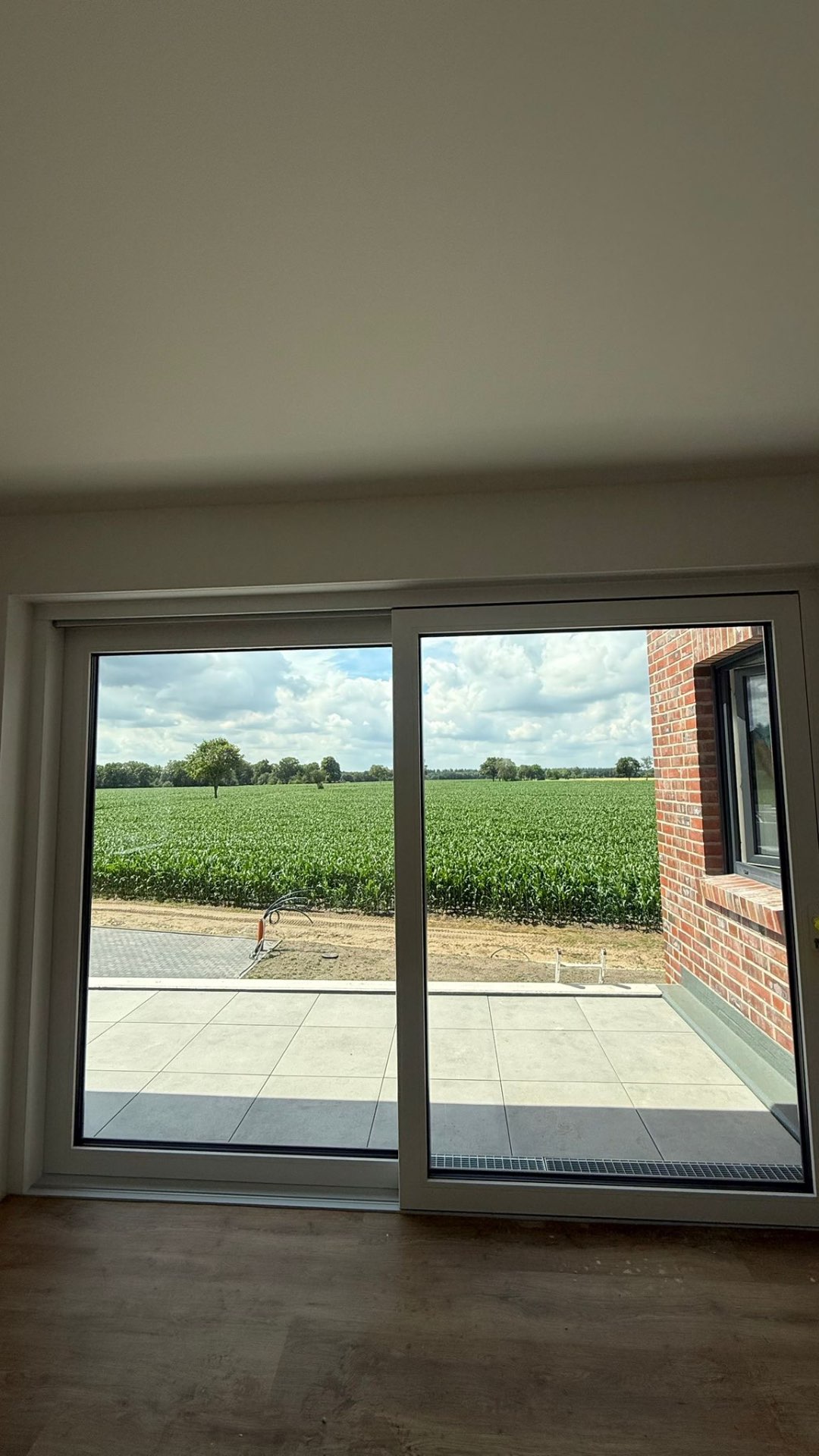 Große gereinigte Fensterfront mit klarem Ausblick